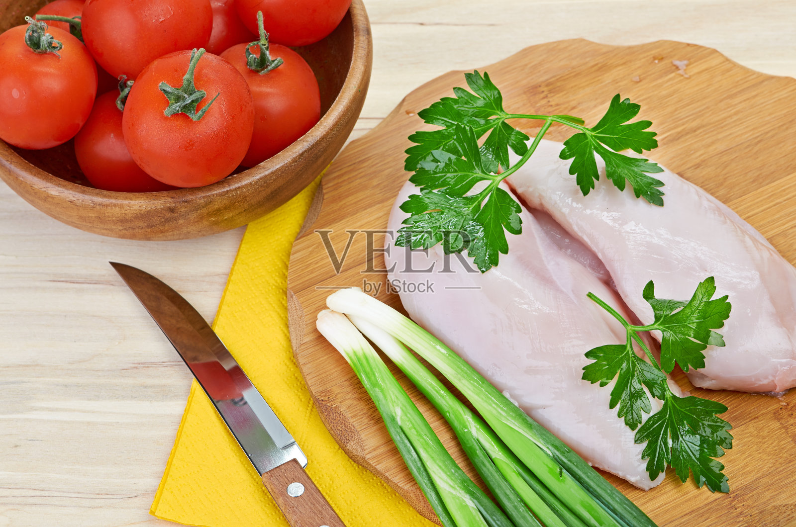 生鸡胸肉放在砧板上照片摄影图片