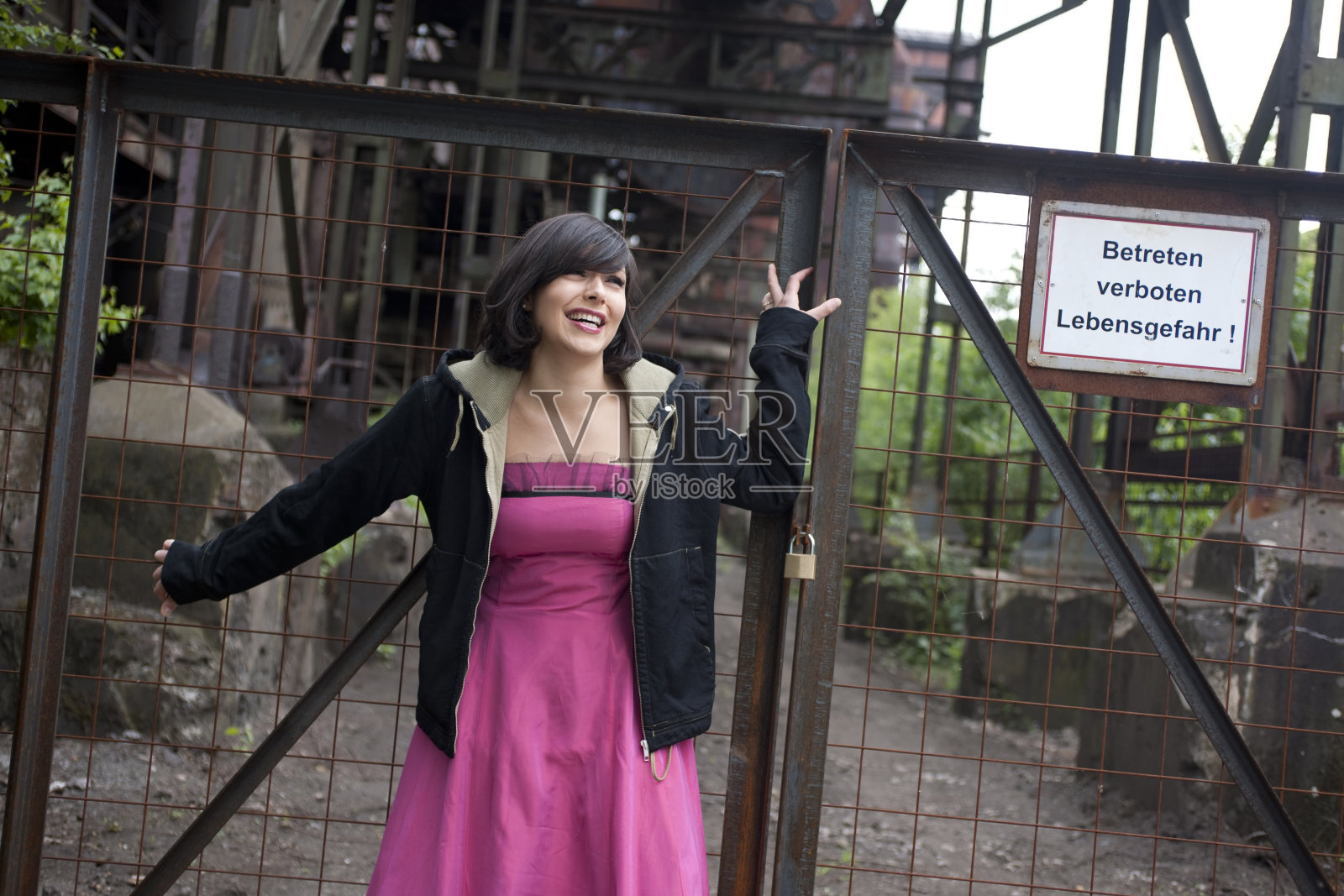 在篱笆前的女人照片摄影图片