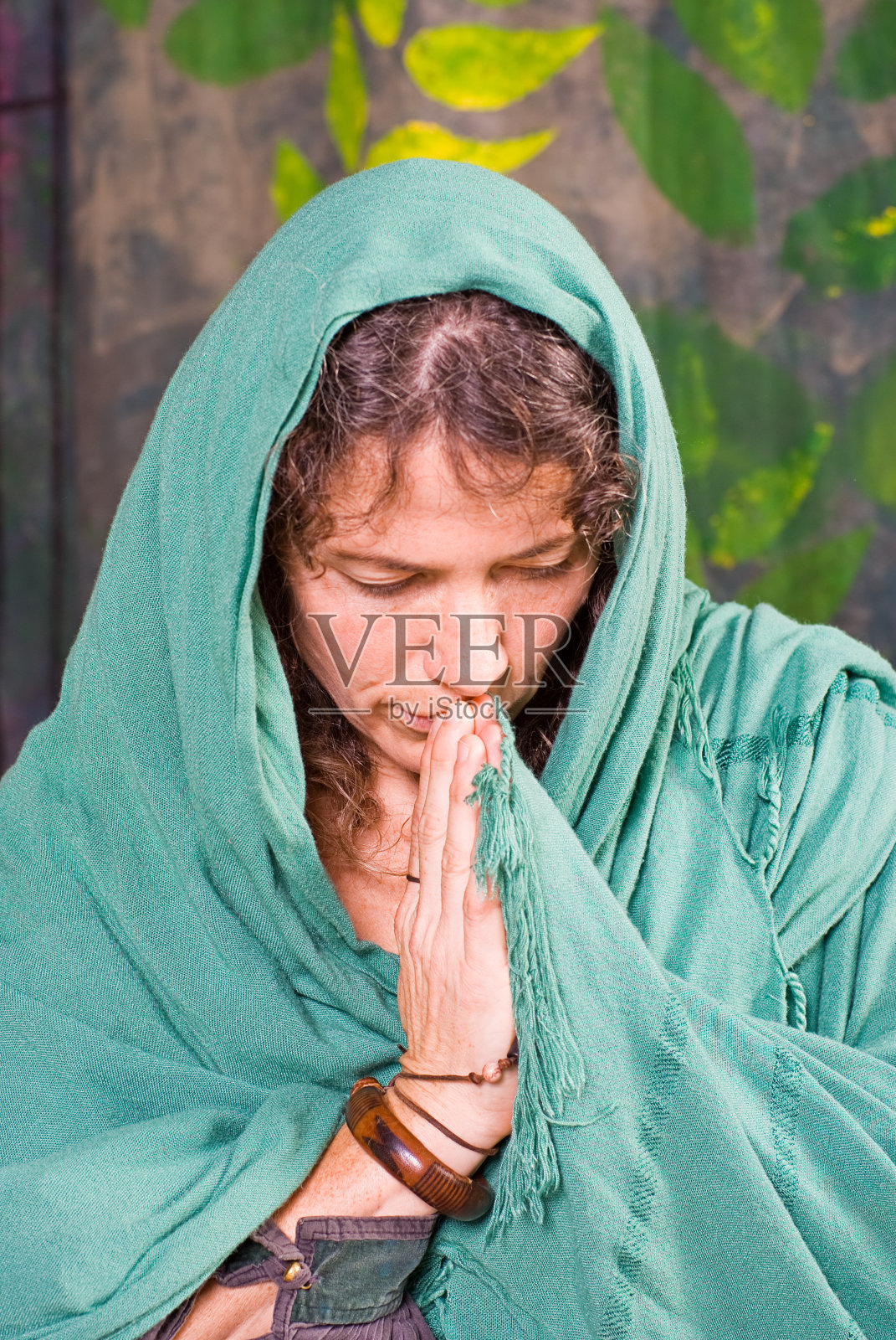 祈祷的女人照片摄影图片