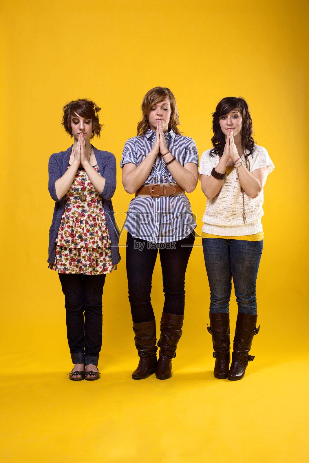 有吸引力的年轻女子祈祷照片摄影图片