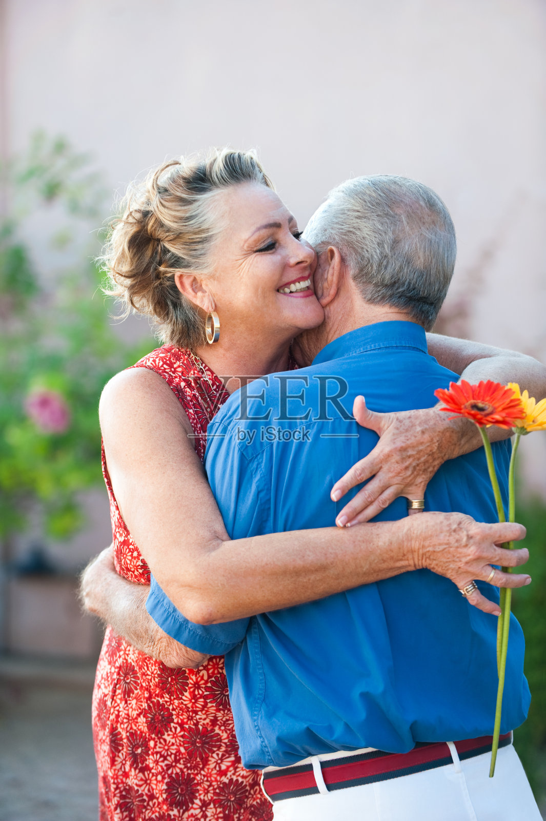 高级紧紧拥抱的情侣照片摄影图片