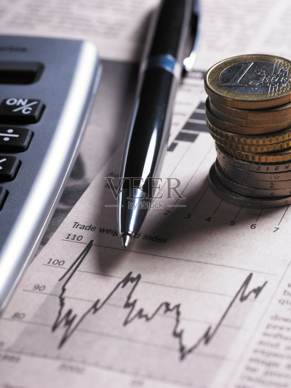 财务图表与硬币和计算器照片摄影图片