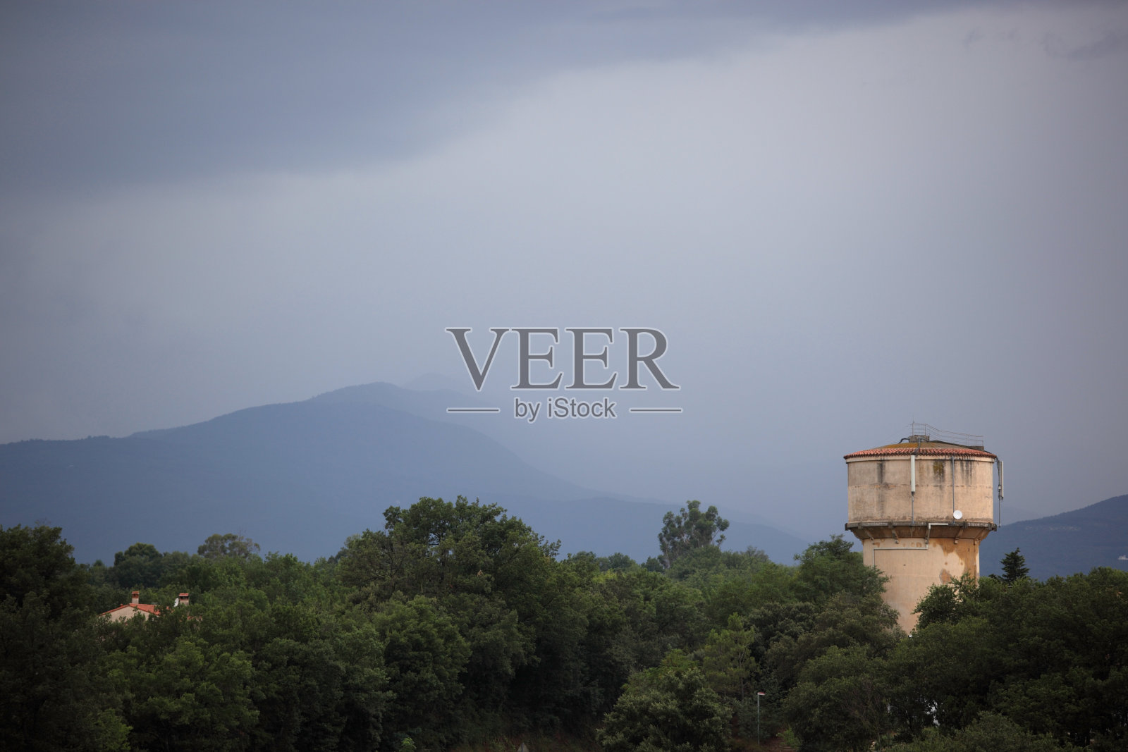 水塔与雨照片摄影图片