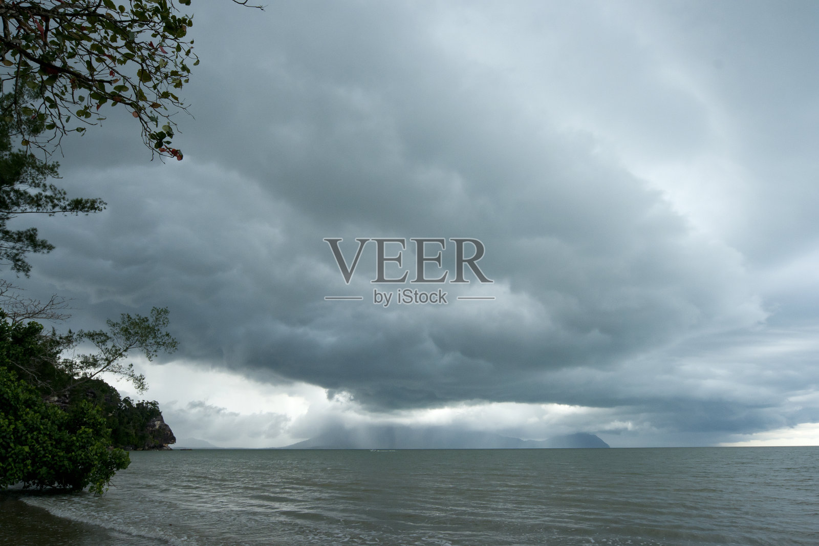 热带地区有雷暴。照片摄影图片