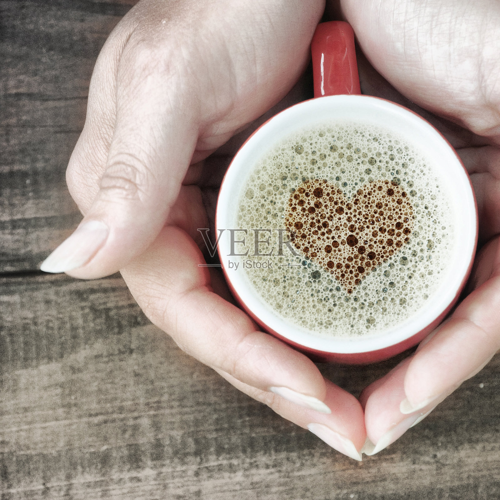 妇女端着一杯热咖啡照片摄影图片