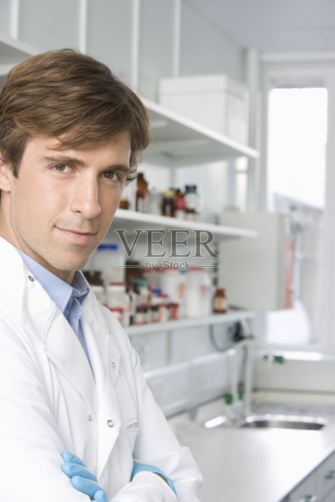 实验室里自信的科学家照片摄影图片