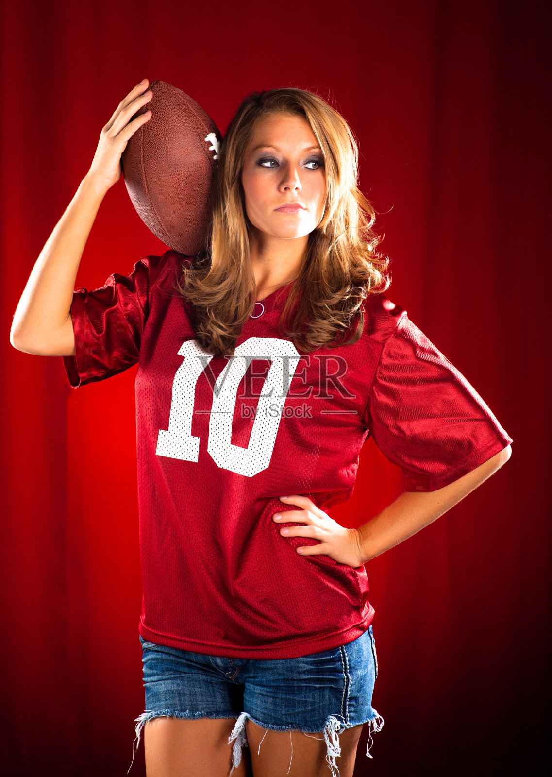 足球的女孩照片摄影图片