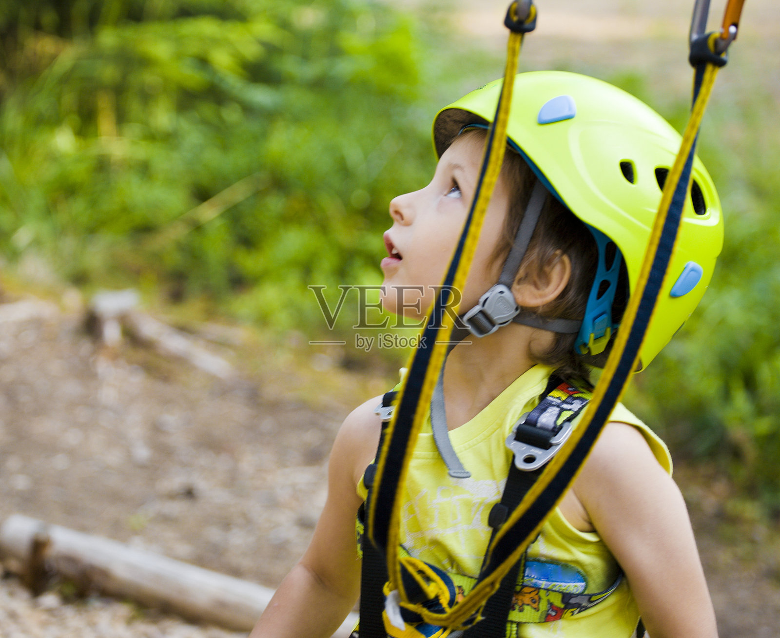戴着头盔的可爱小男孩在跑道上奔跑，在大自然中休闲照片摄影图片