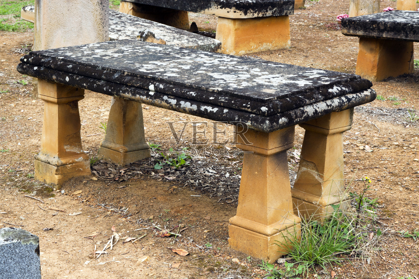 墓地中古老的风化的墓碑照片摄影图片