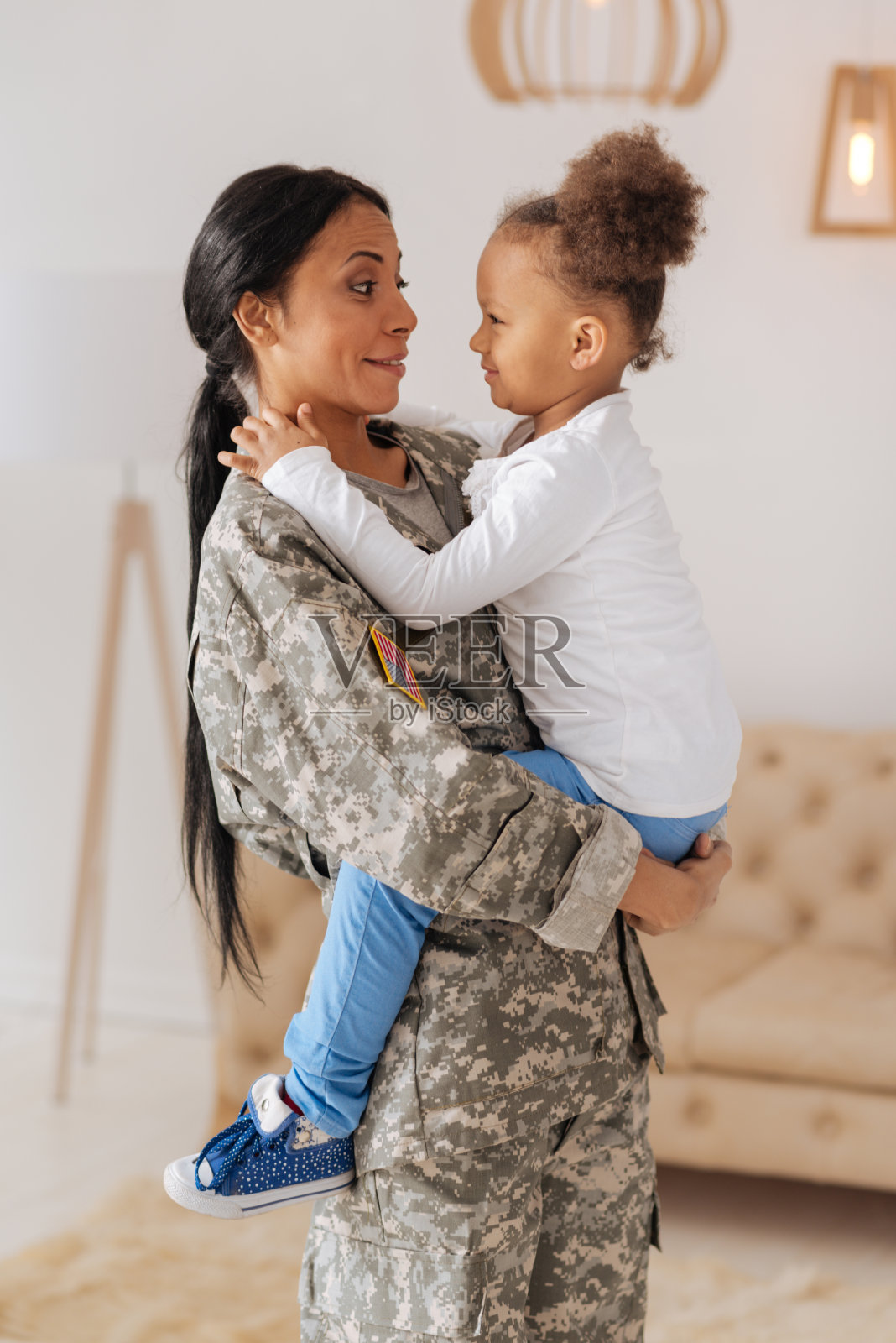 情感丰富的美女告诉她女儿她的旅行照片摄影图片