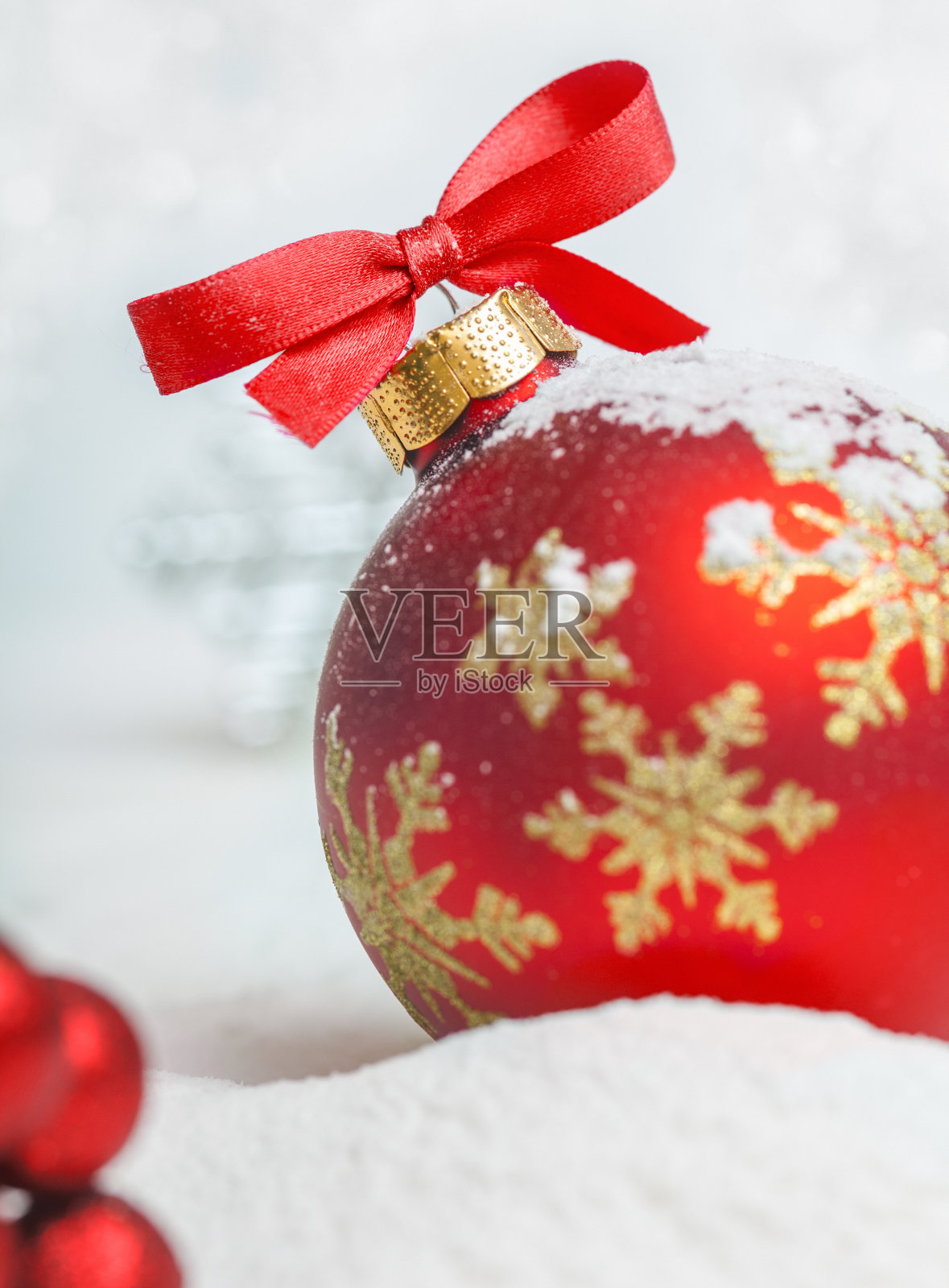 有红色蝴蝶结和丝带的圣诞舞会照片摄影图片