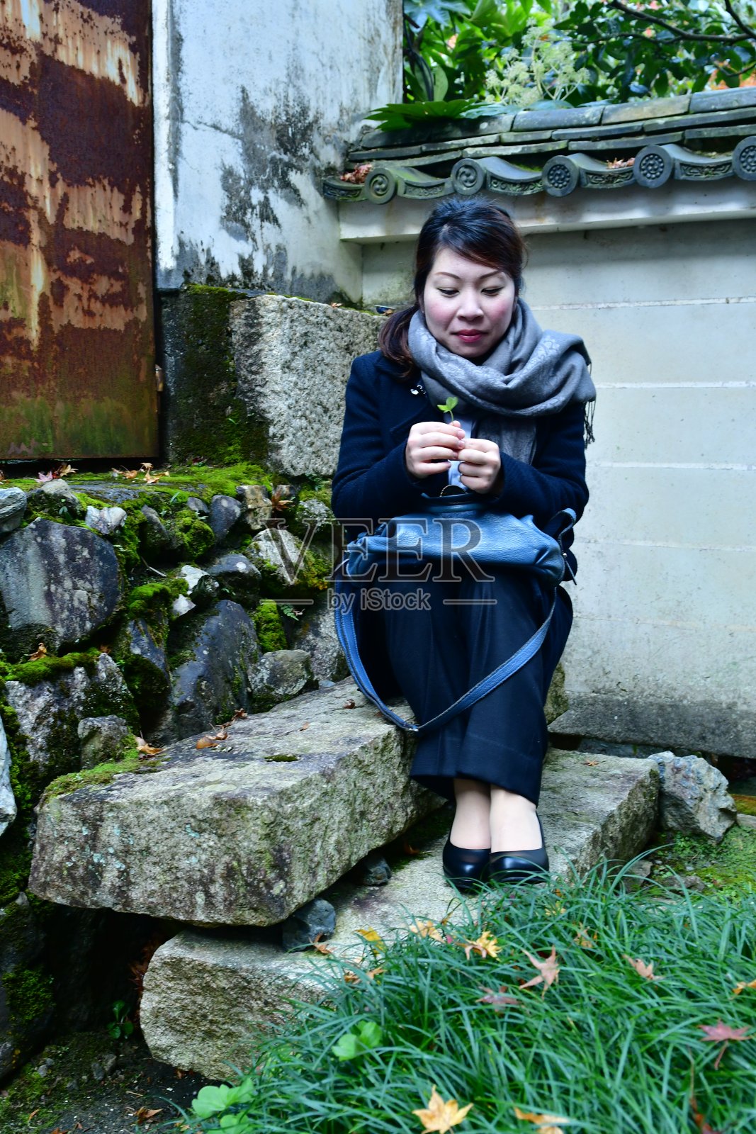 日本妇女休息在后院的东福寺，京都照片摄影图片