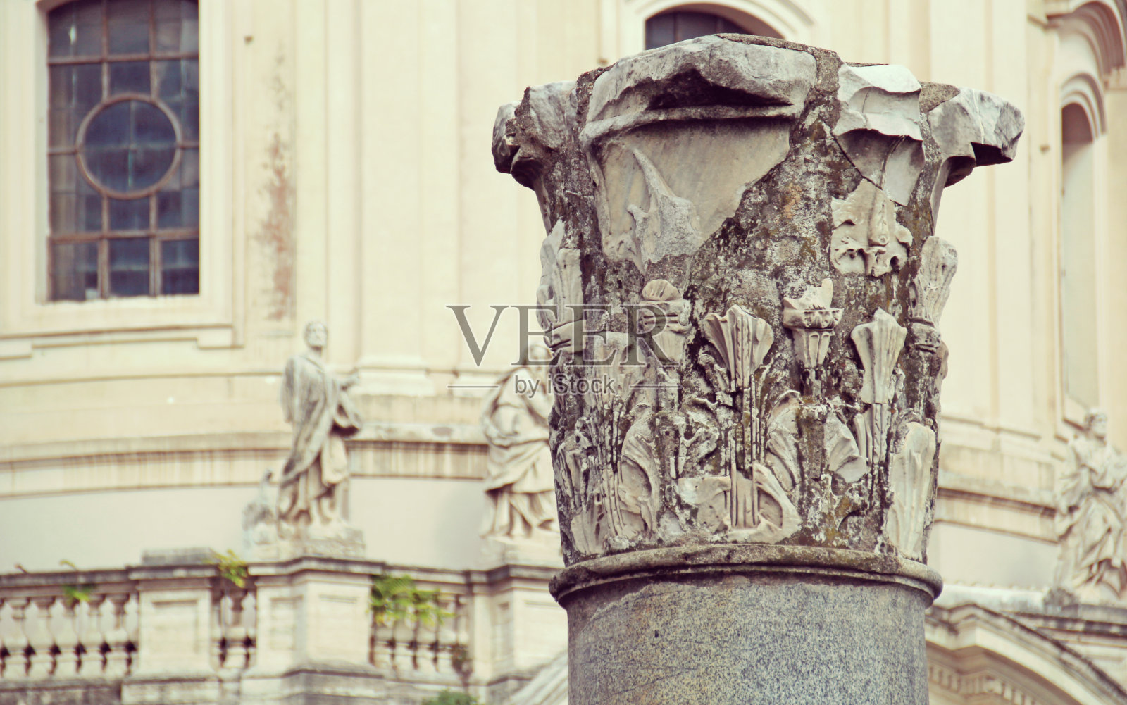 图拉真广场的柱子，罗马，意大利。照片摄影图片