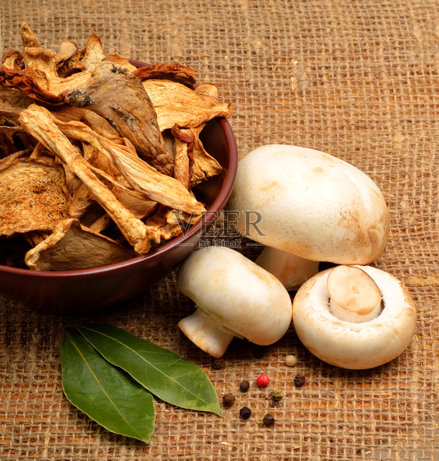 干蘑菇，冬虫夏草和生香槟照片摄影图片