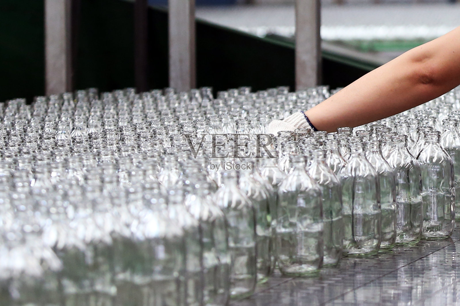 玻璃瓶生产线生产照片摄影图片