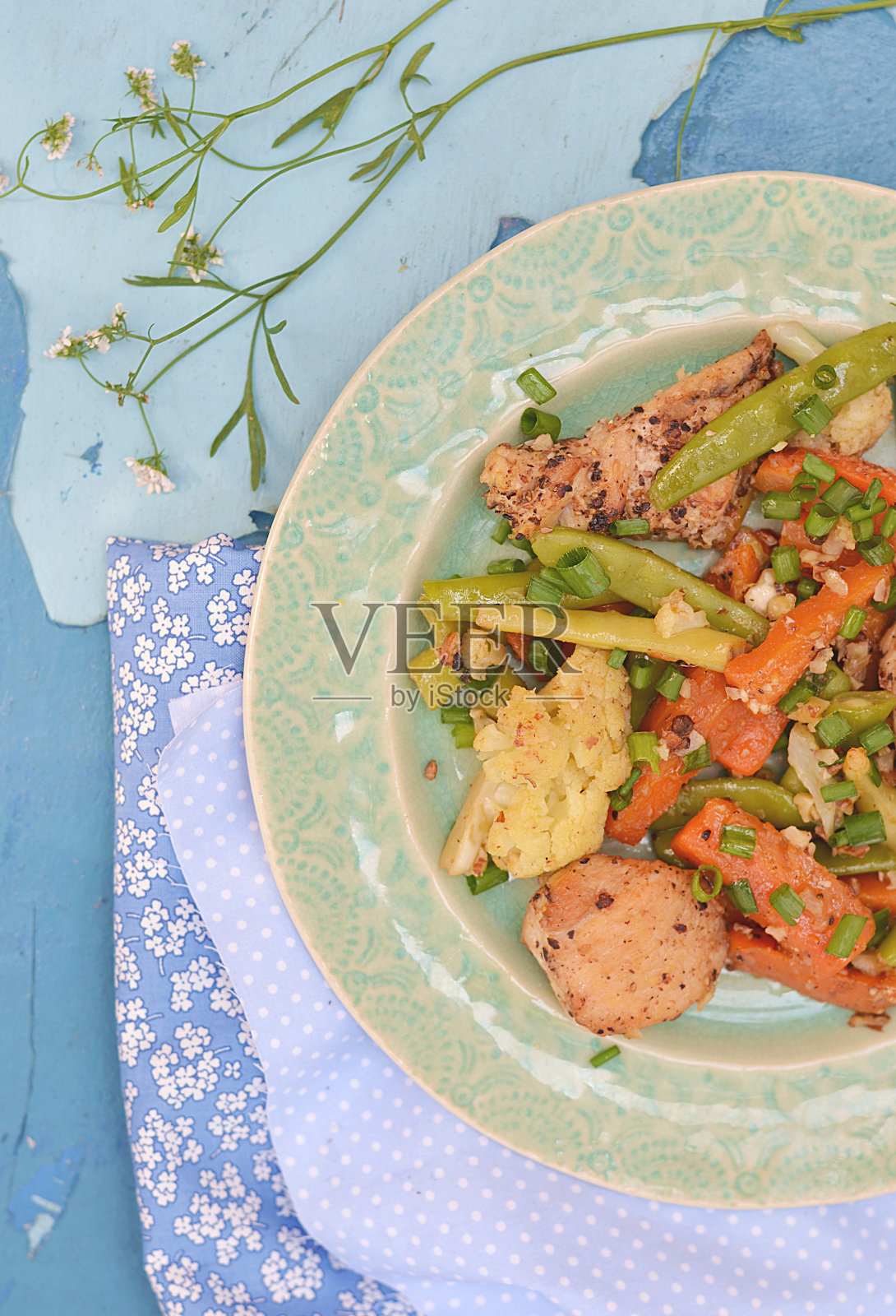 蔬菜鸡胸肉。照片摄影图片