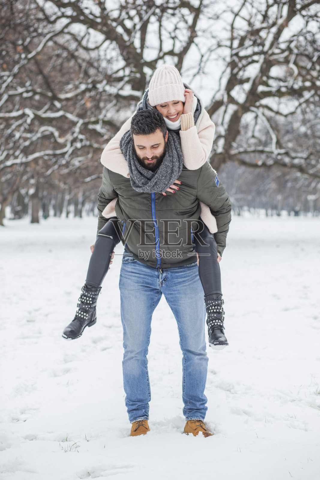 一对幸福的情侣在冬季公园散步照片摄影图片
