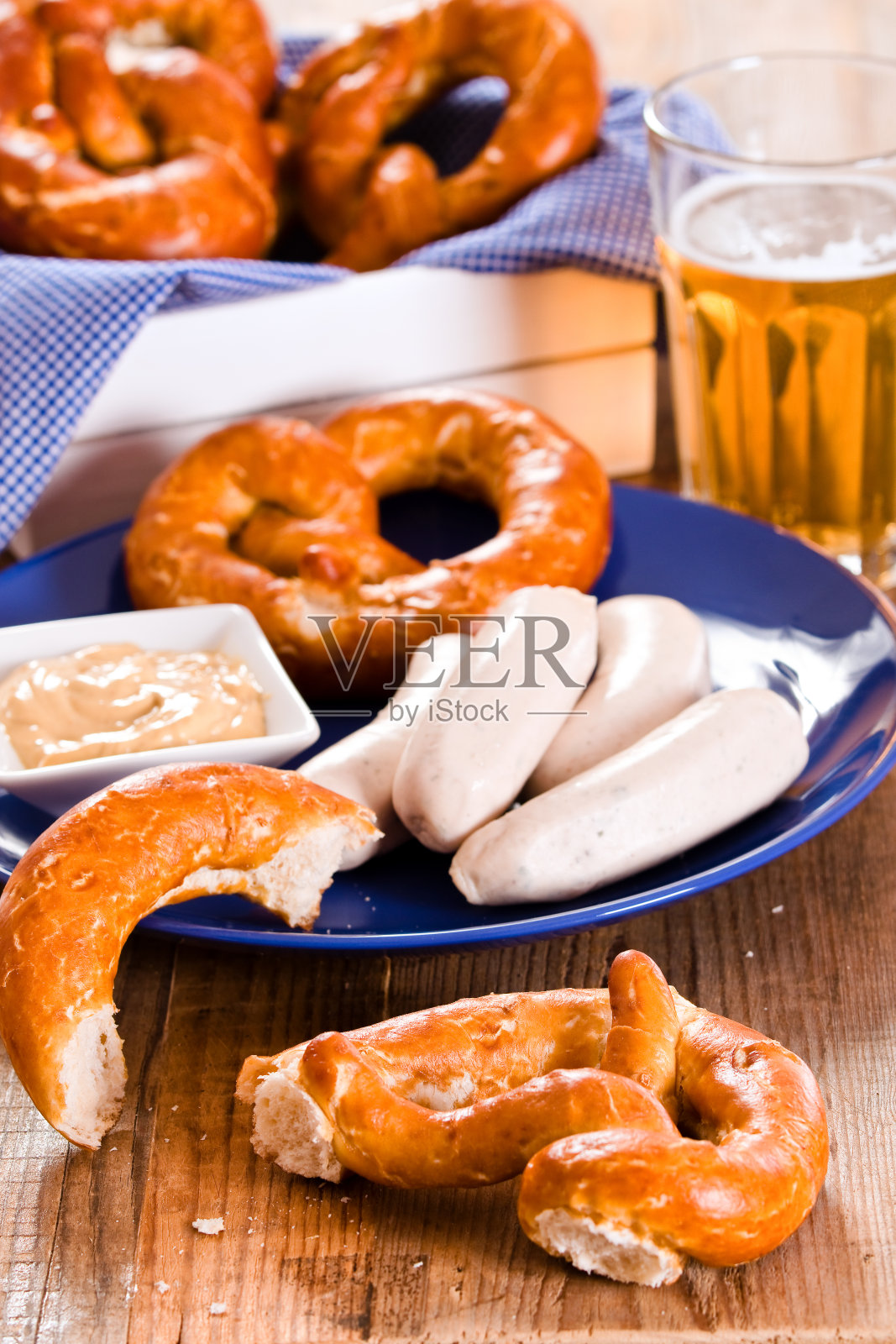 巴伐利亚的椒盐卷饼。照片摄影图片