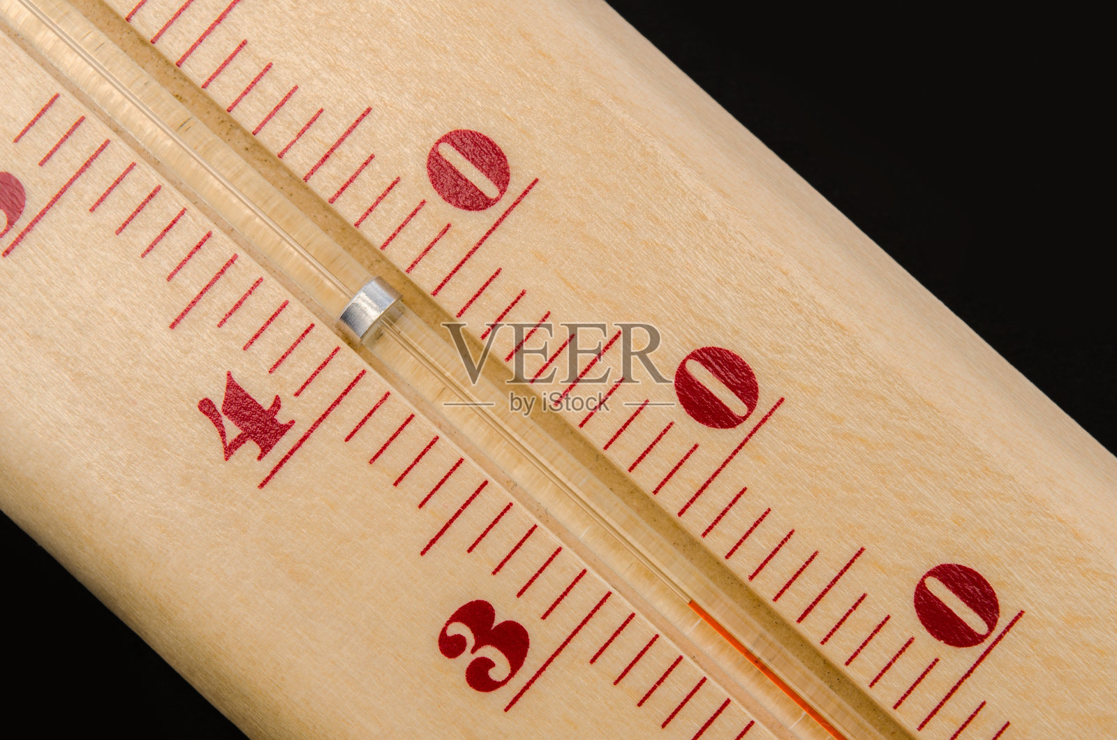 黑色背景上的木制温度计照片摄影图片