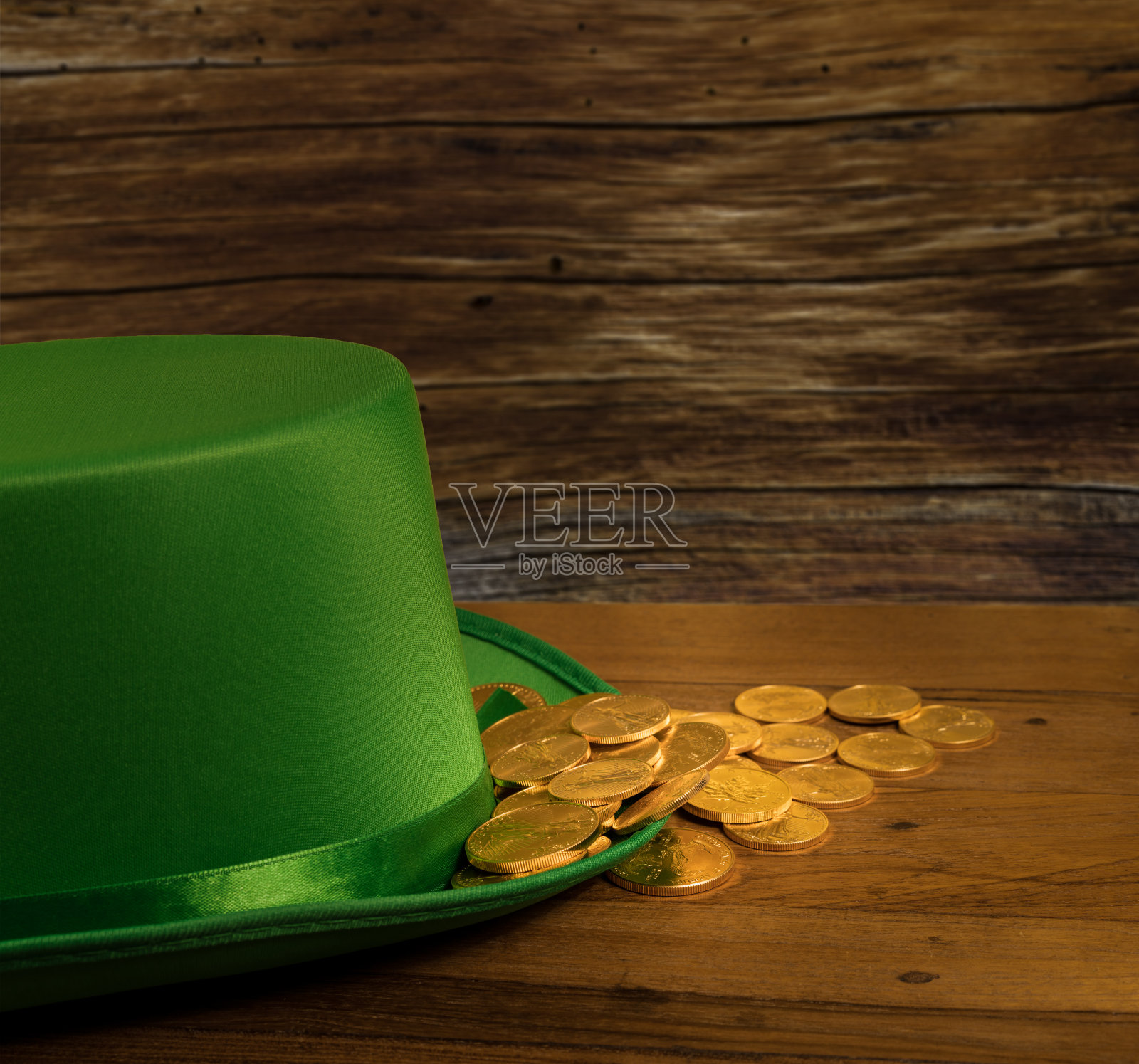 一堆金币在绿帽子里圣帕特里克节照片摄影图片