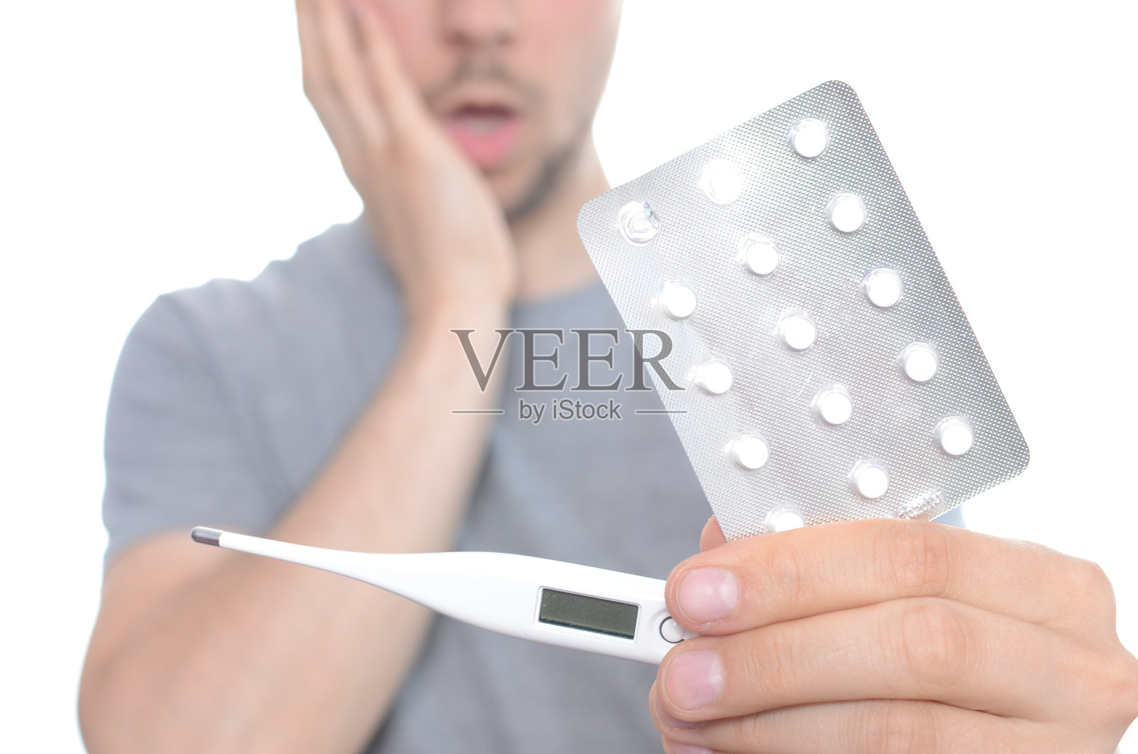 年轻人测体温照片摄影图片