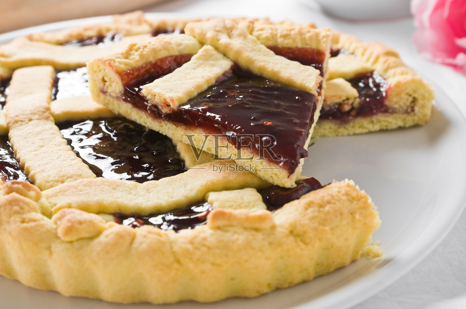 早餐配果酱馅饼，白碟。照片摄影图片