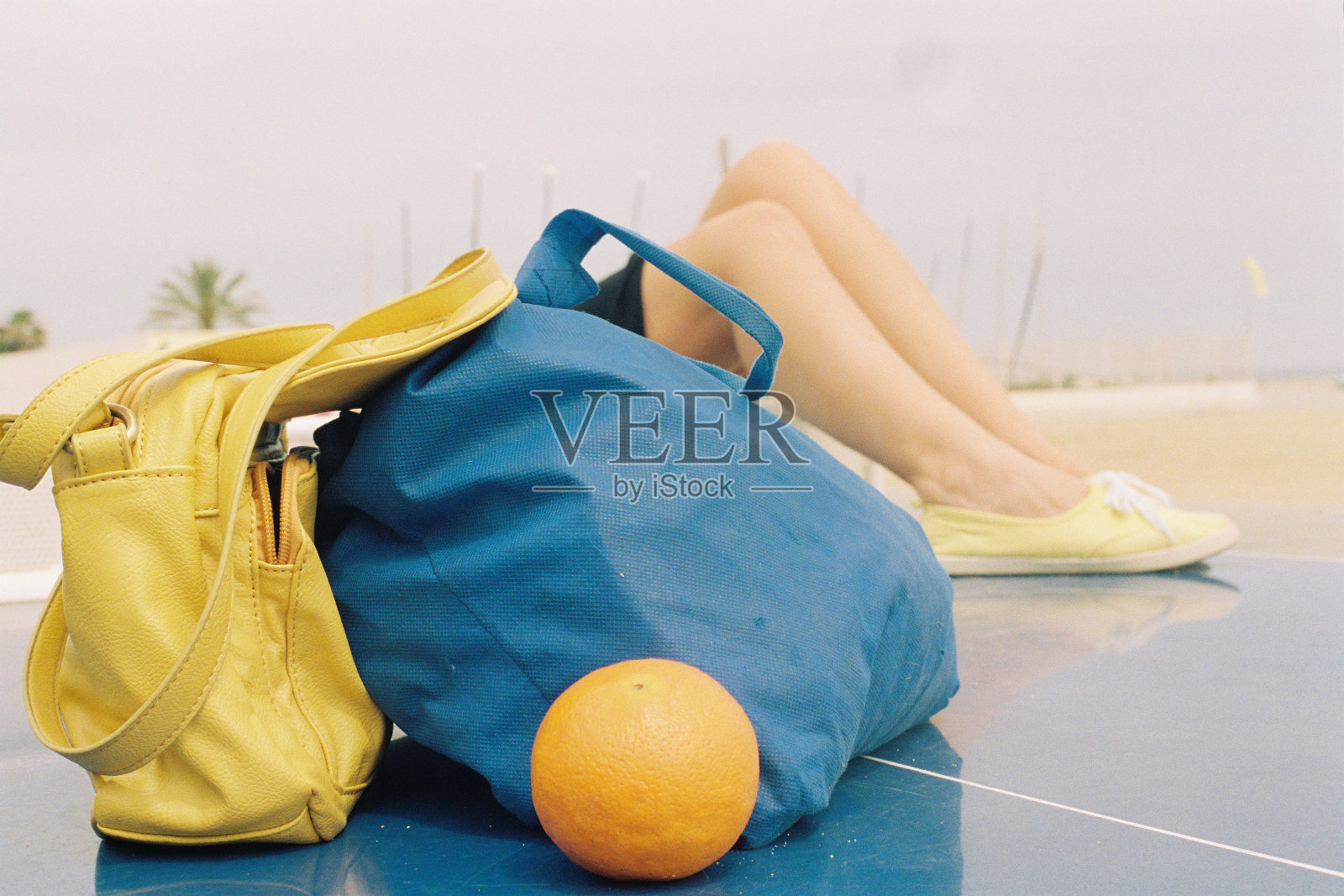 宾乓桌巴塞罗那海滩袋午餐和水果照片摄影图片