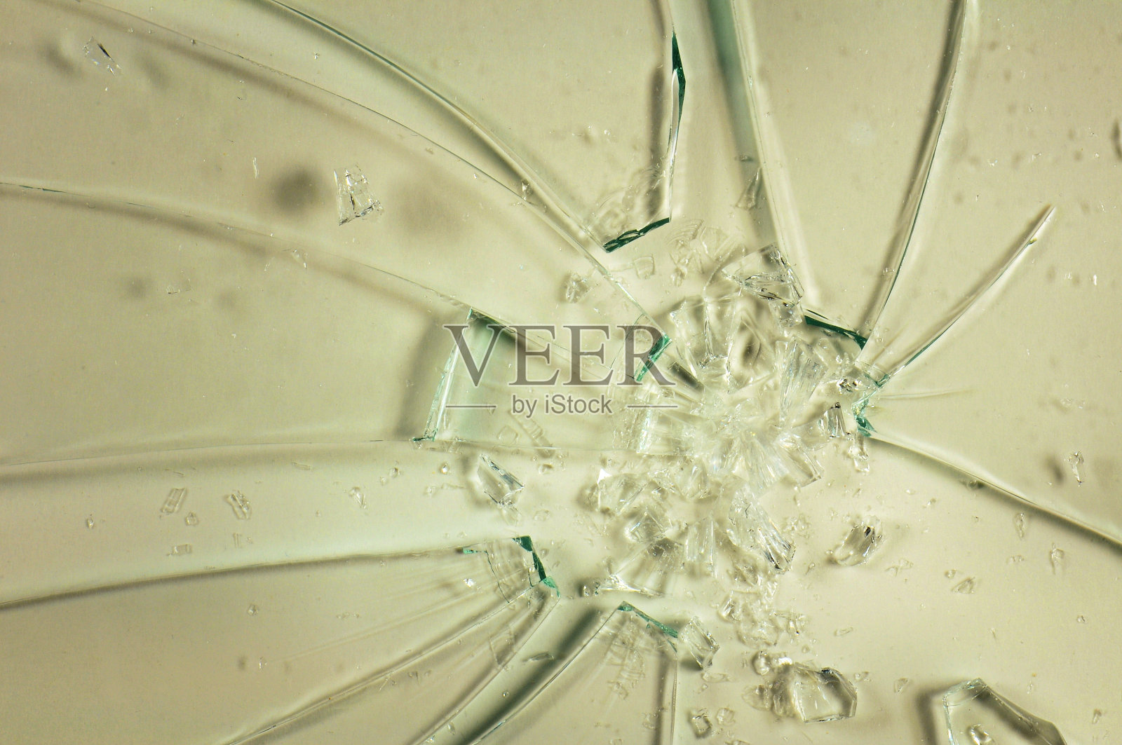 透明碎玻璃上的深褐色背景。插画图片素材