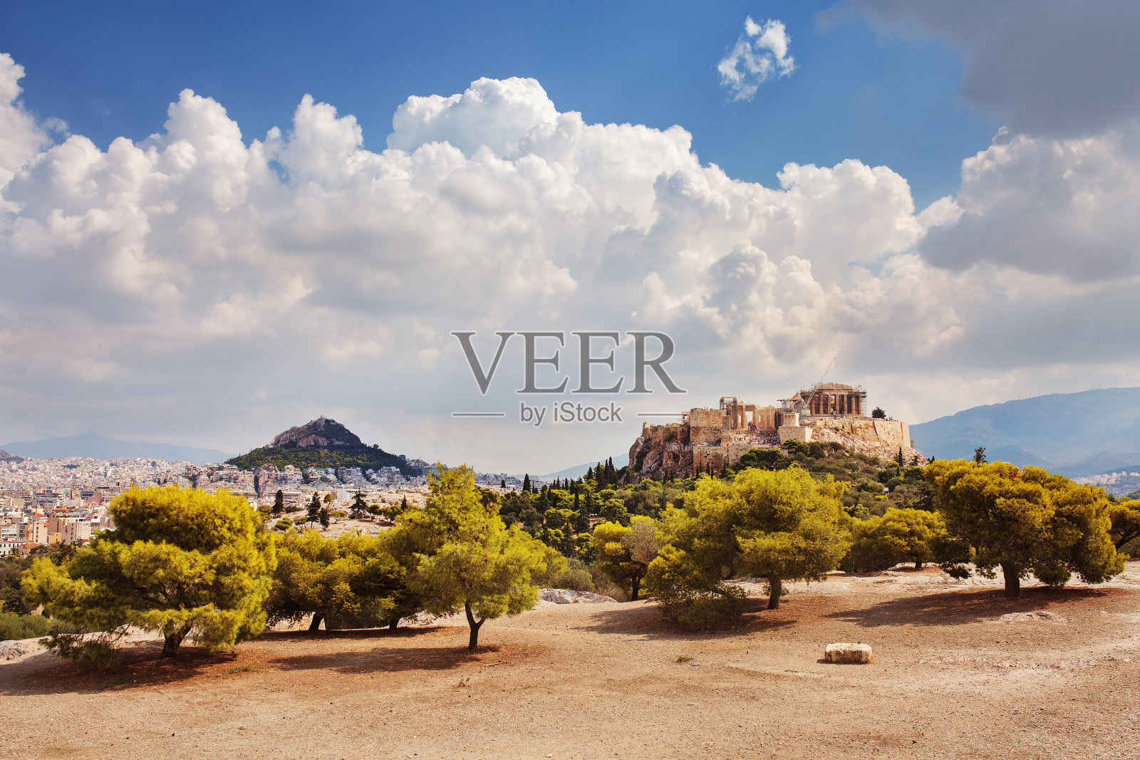 卫城和Filopappos山。希腊雅典。照片摄影图片