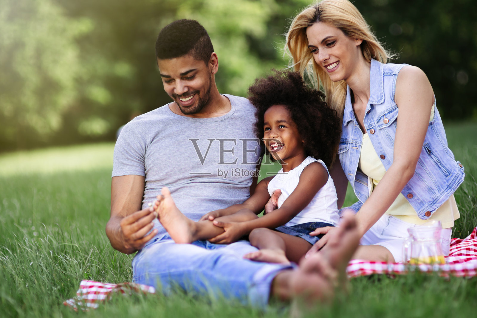 家人在大自然中玩耍和野餐照片摄影图片