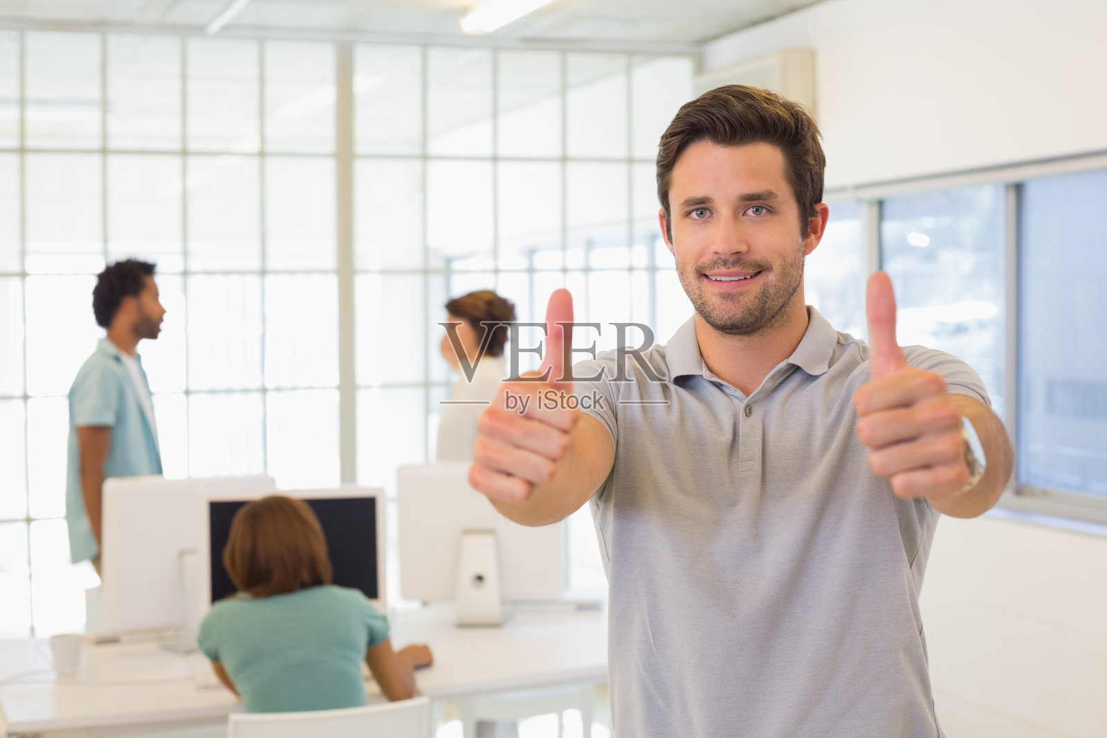 生意人在开会时向同事竖起大拇指照片摄影图片