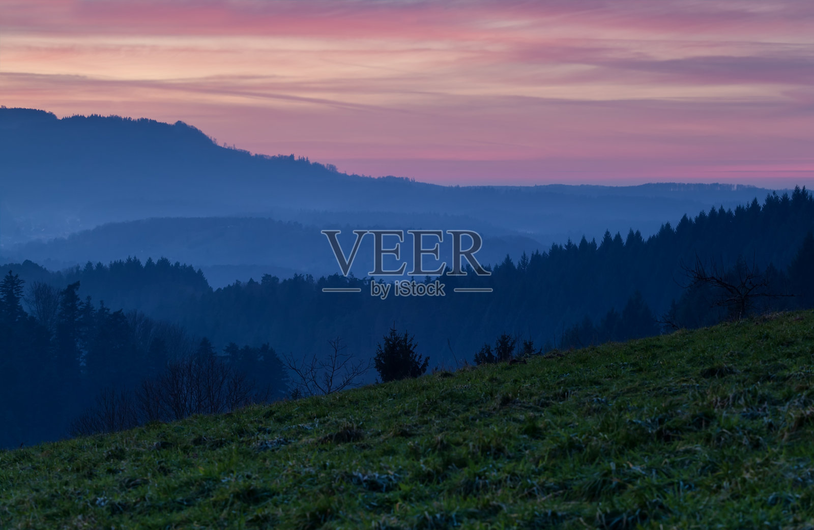 低山上的日落时间照片摄影图片