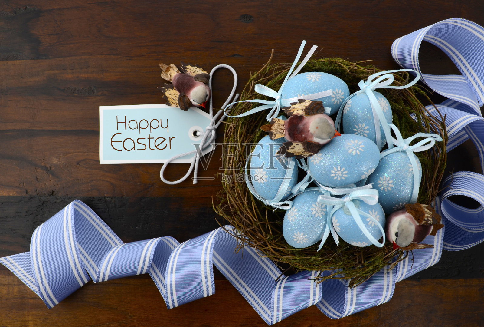 复活节蓝色装饰蛋在鸟窝里照片摄影图片