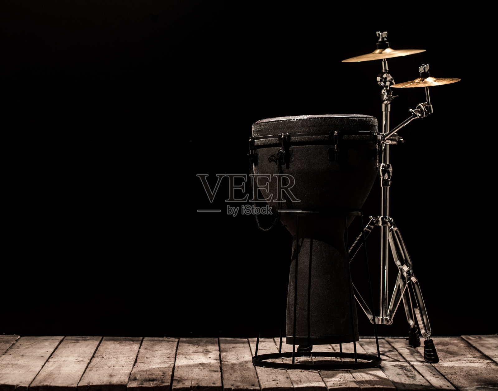 黑色背景上的打击乐器照片摄影图片