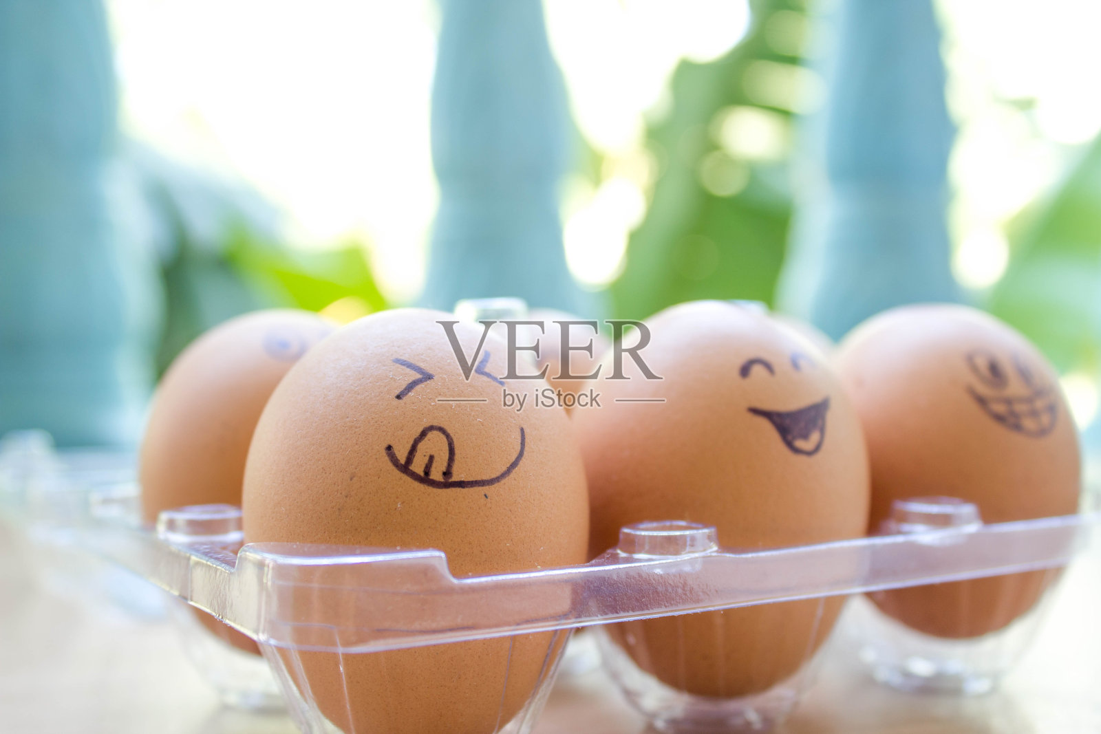 画着脸的有趣的鸡蛋照片摄影图片