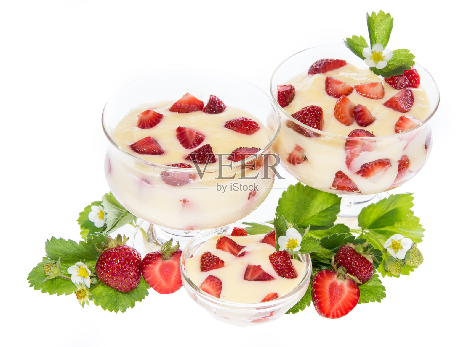 香草布丁配草莓白面包照片摄影图片