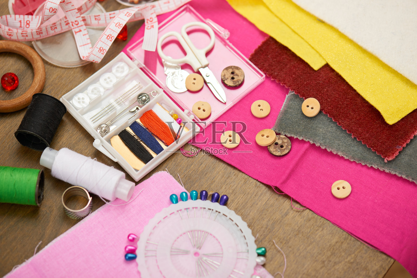 缝纫配件俯视图，裁缝工作场所，许多对象的刺绣，刺绣，手工和手工艺品照片摄影图片