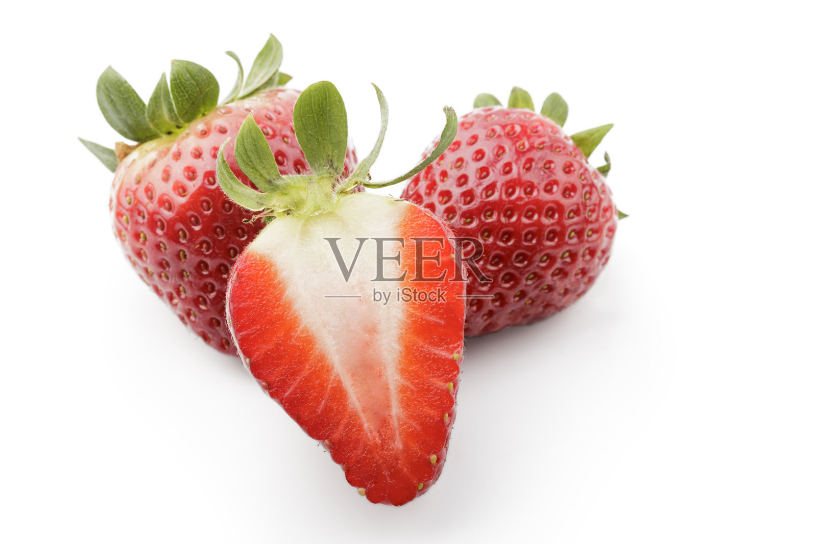 白色背景上的成熟草莓照片摄影图片
