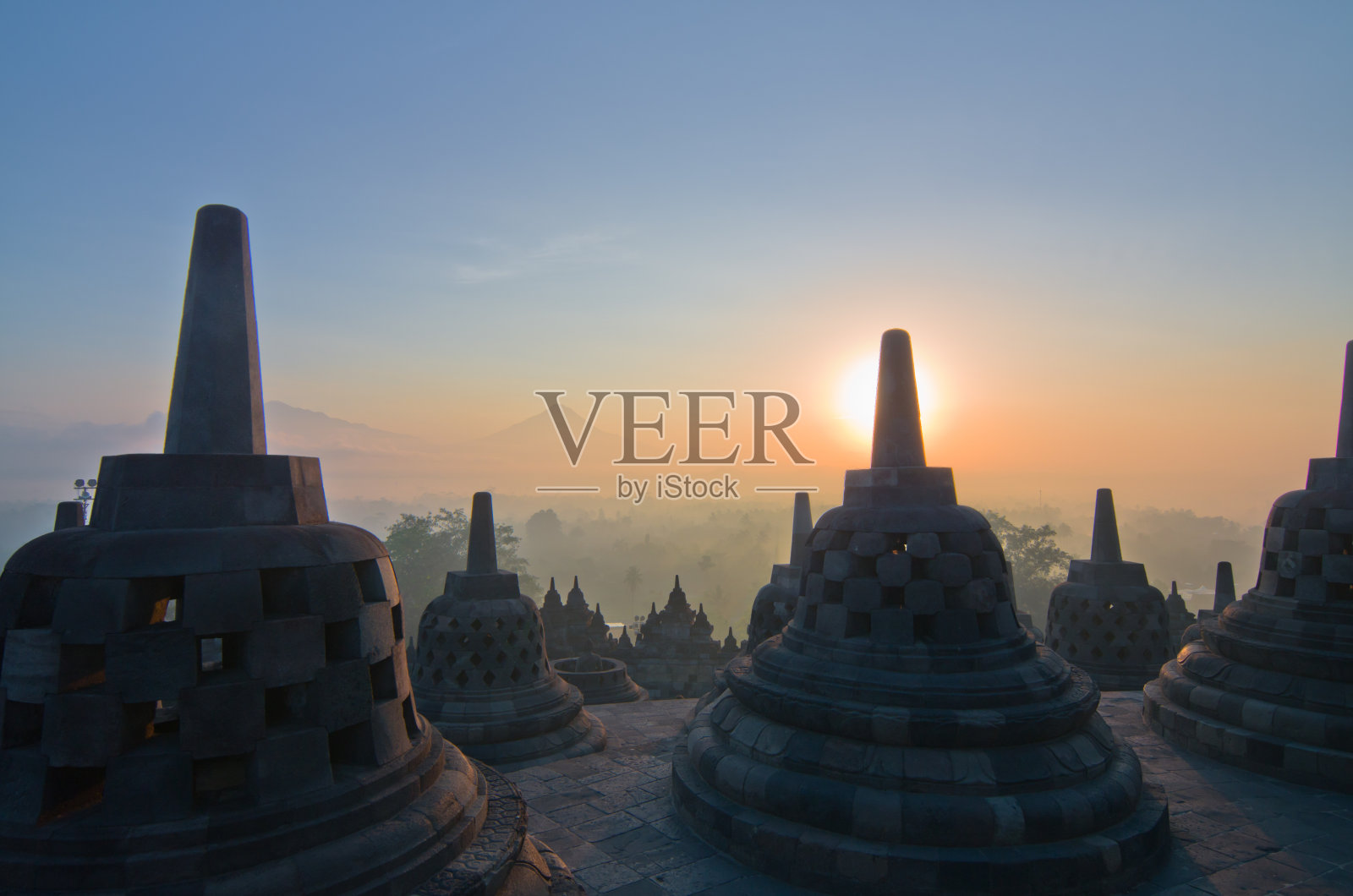 印度尼西亚爪哇岛日惹的婆罗浮屠寺日出。照片摄影图片