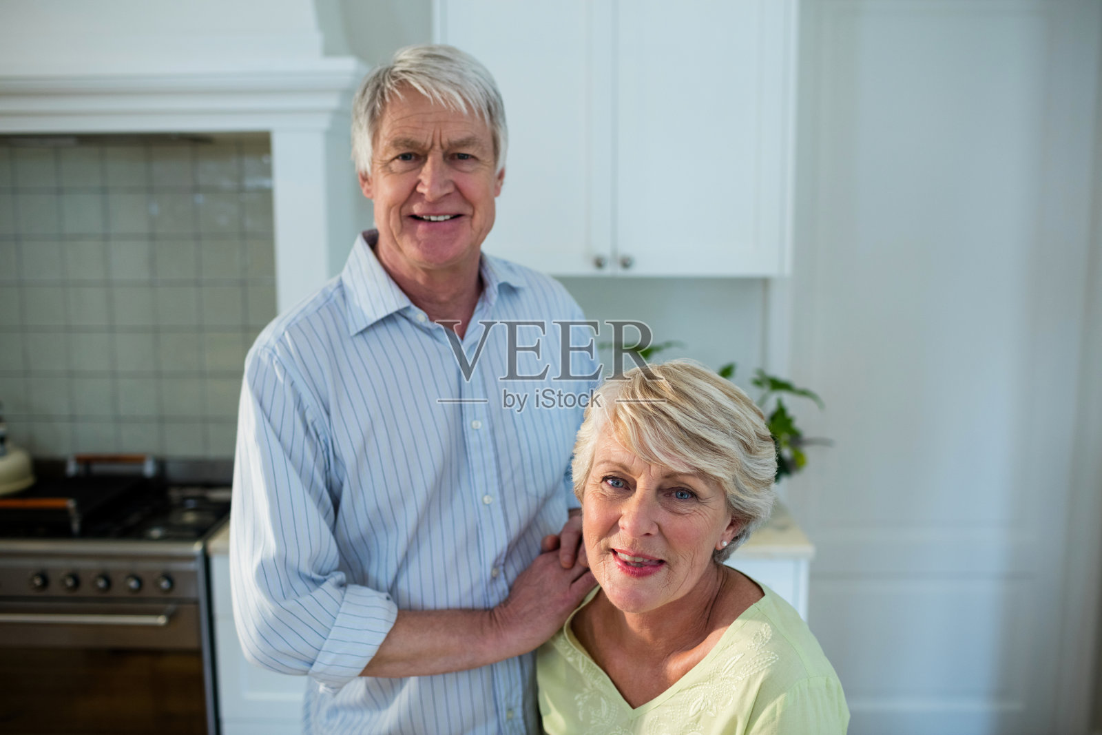 老夫妇站在厨房里照片摄影图片