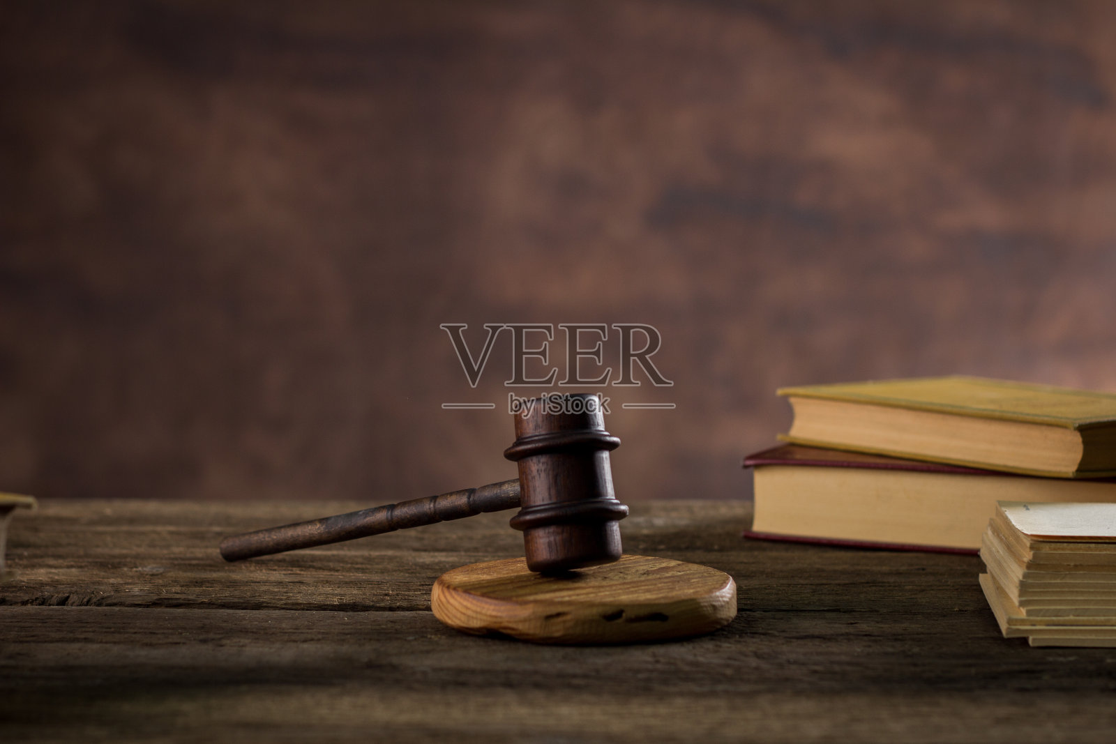 正义主题。律师的木槌，正义概念，法律系统，排版位置，法律概念照片摄影图片