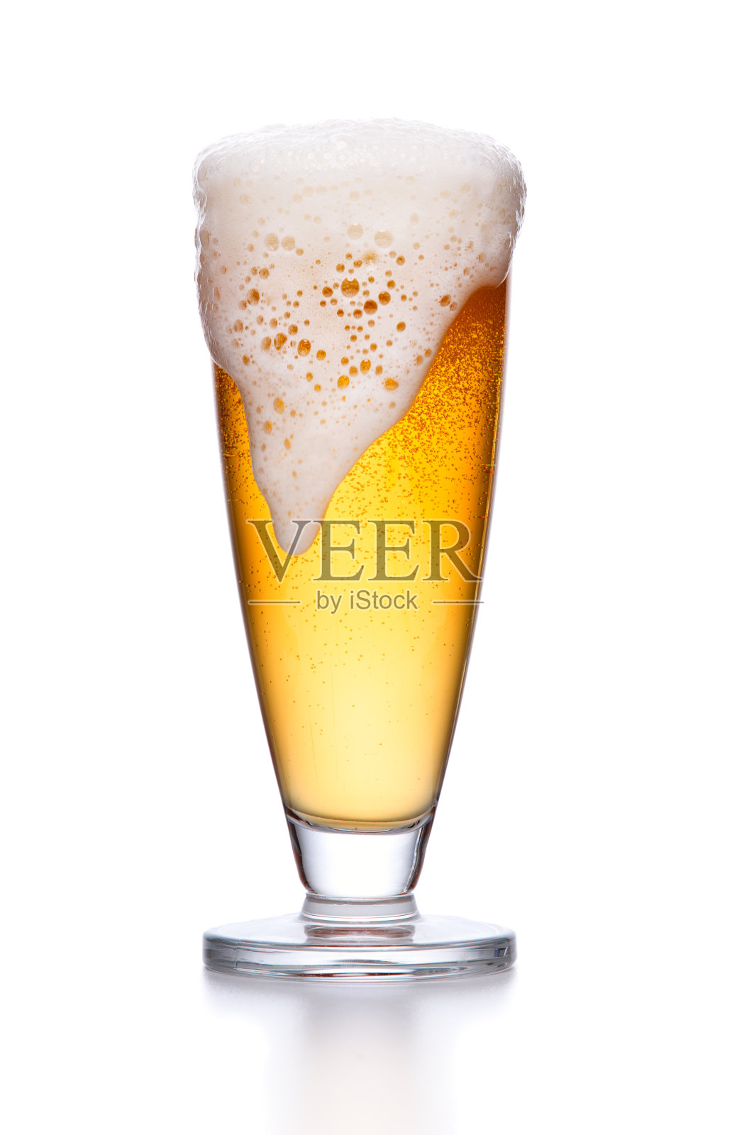 一杯淡啤酒有泡沫。窖藏啤酒在玻璃烧杯与新鲜的泡沫隔离照片摄影图片