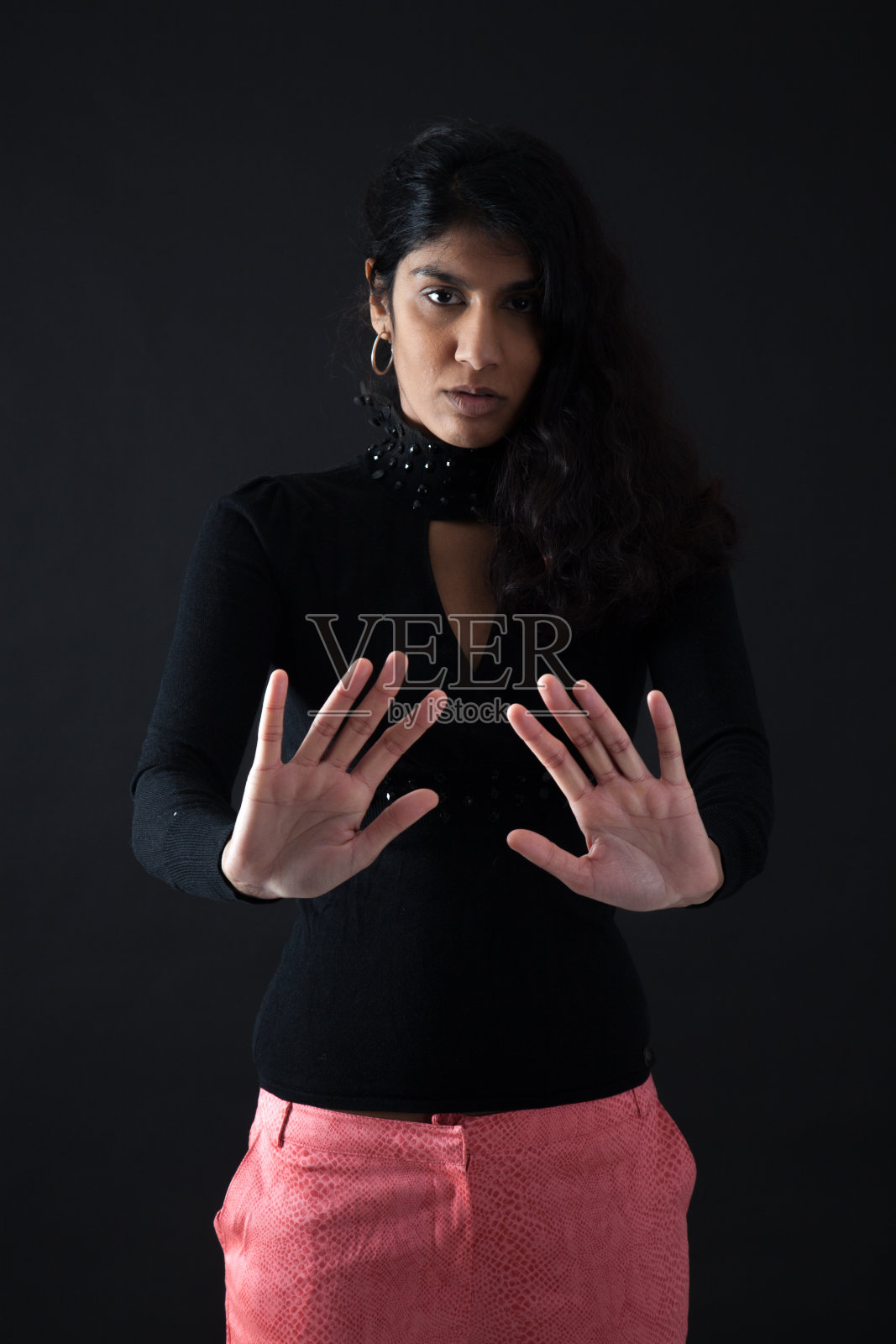 美丽的女人在不同的衣服里有不同的表情照片摄影图片