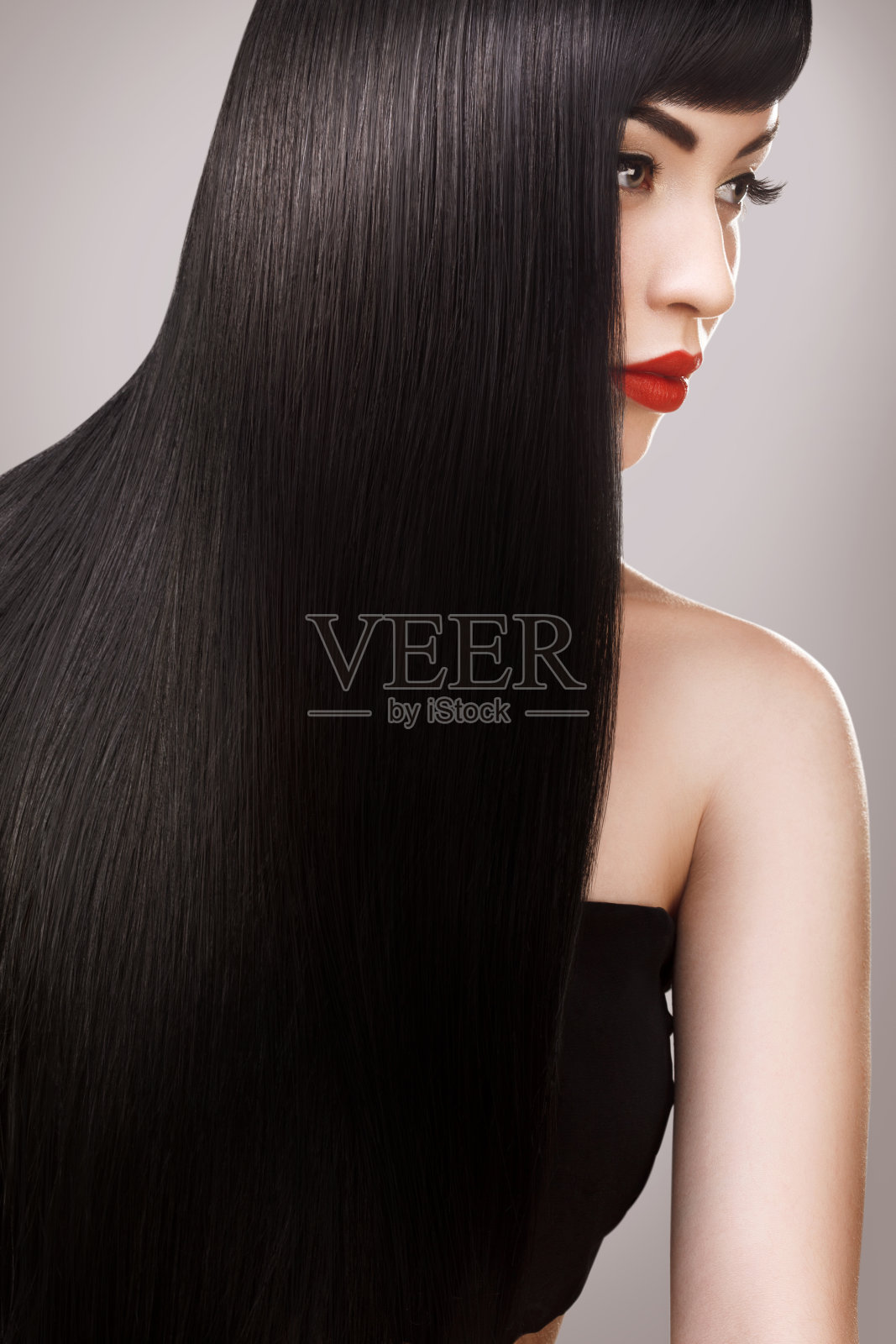 美丽的女人与健康的长发。红色的嘴唇照片摄影图片