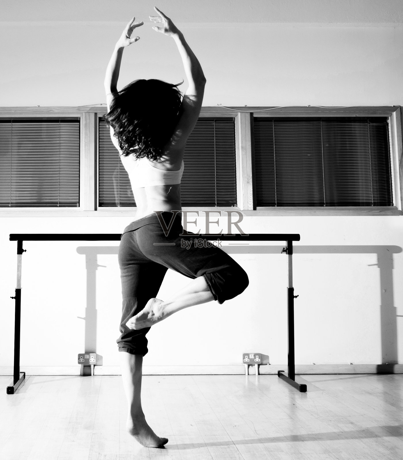 舞者表达快乐照片摄影图片