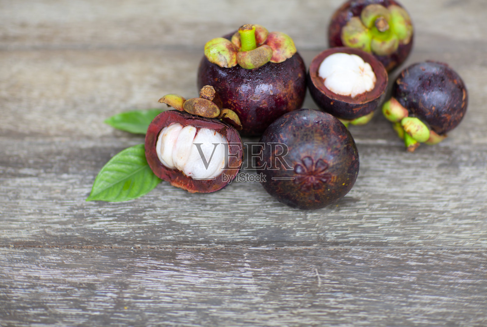 木桌上放着山竹果照片摄影图片