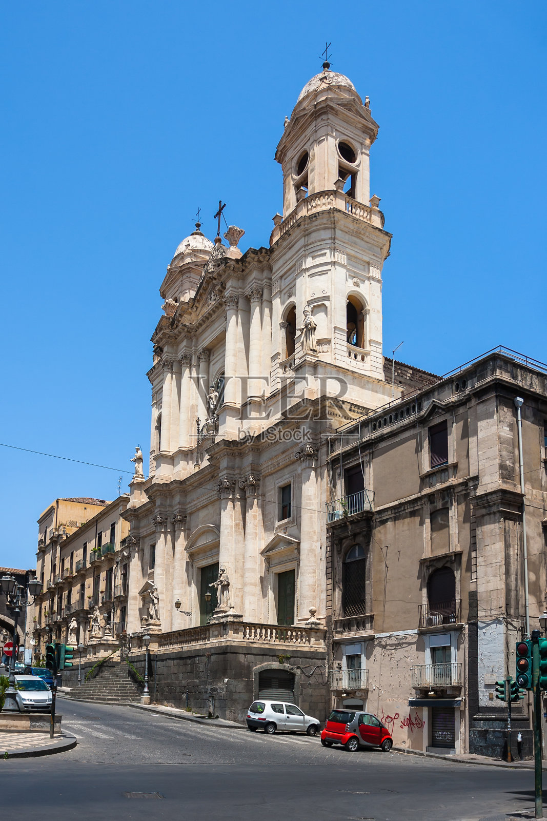 卡塔尼亚教堂圣弗朗西斯科和主教杜斯梅的雕像照片摄影图片