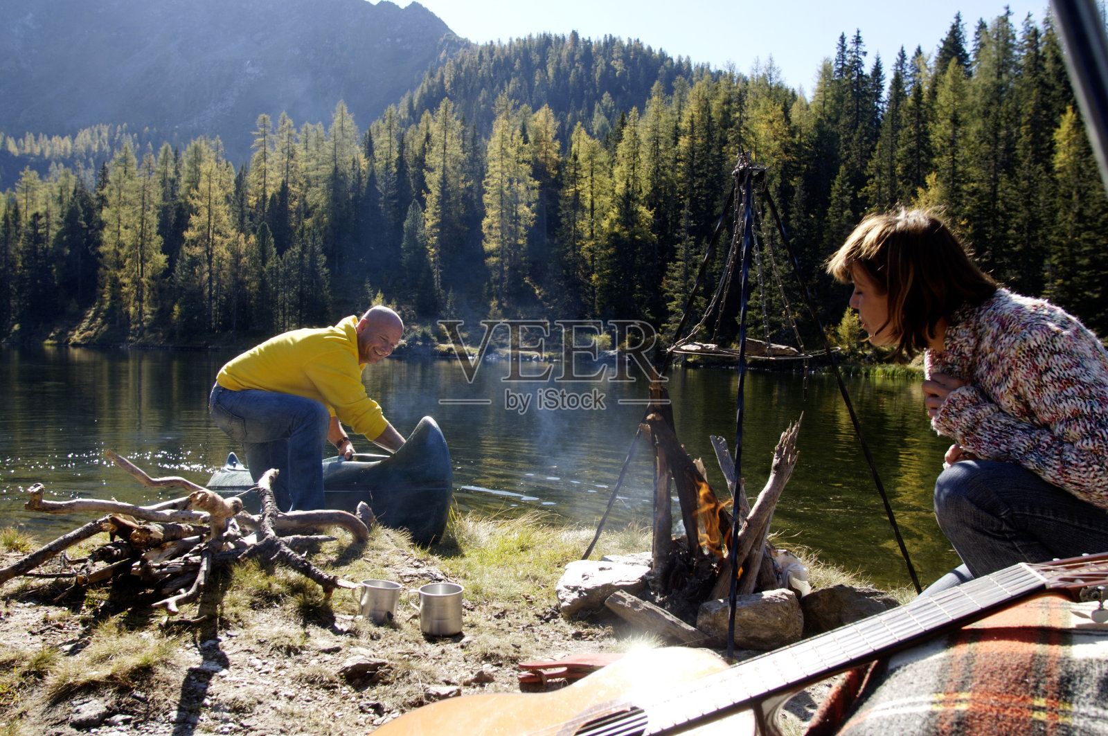 男人和女人在湖边露营照片摄影图片