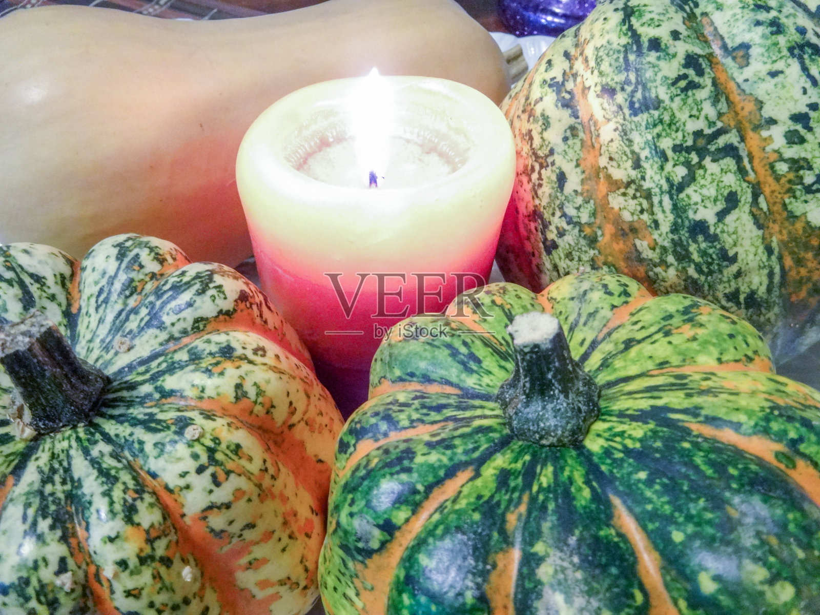 蜡烛旁边装饰南瓜照片摄影图片