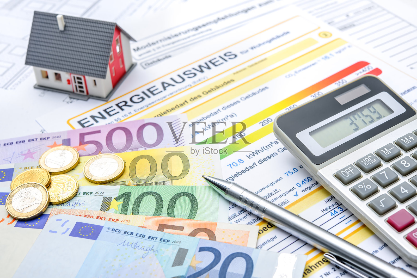 钞票上面放着钱、计算器和笔照片摄影图片